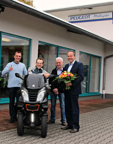 Der erste Peugeot Metropolis 400i für einen deutschen Kunden: Besitzer Dirk Möller umrahmt von André (links) und Joachim Sinkewitz, Inhaber des Motorradhandels Willi Möller, sowie Volker Klein (rechts), Geschäftsführer von Peugeot Motocycles.