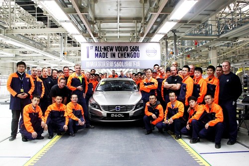 Der erste produzierte Volvo im Werk in Chengdu, ein silberner S60L.