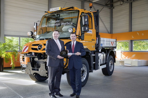 Der erste Unimog Euro VI wurde jetzt im Kundencenter des Produktionswerks Wörth am Rhein von Michael Dietz (rechts), Leiter Vertrieb und Marketing Mercedes-Benz Special Trucks, an seinen neuen Besitzer, Achim Rosinsky, übergeben. 