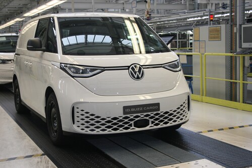 Der erste VW ID Buzz Cargo rollt im VWN-Werk Hannover offiziell vom Band.