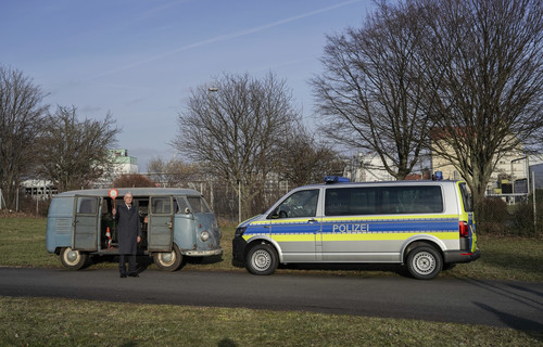 Der erste VW T1 Radarmesswagen, der zu Schulungszwecken der Polizei in Niedersachsen im Einsatz war, und ein moderner Polizei-Bulli.