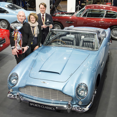 Der Gewinner des Preises &quot;Best of Show&quot; bei der Techno Classica 2019 ist ein Aston Martin DB5 Convertible (1962). Im Bild
(v. l. n. r.): Jonathan Kaiser, Sports Classics London; Anke Mottweiler; Thilo
Martin, Director Pegasus Automotive Group.
