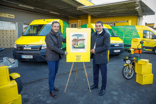 Der Grazer Bürgermeister Siegfried Nagl (links) und Peter Umundum, Vorstand für Paket &amp; Logistik der Österreichischen Post AG, stellen die Briefmarke anlässlich des 2000. Elektrofahrzeugs im Fuhrpark vor.
