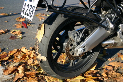 Der Herbst hat für Motorradfahrer seinen besonderen Reiz, birgt aber auch zusätzliche Gefahren. 