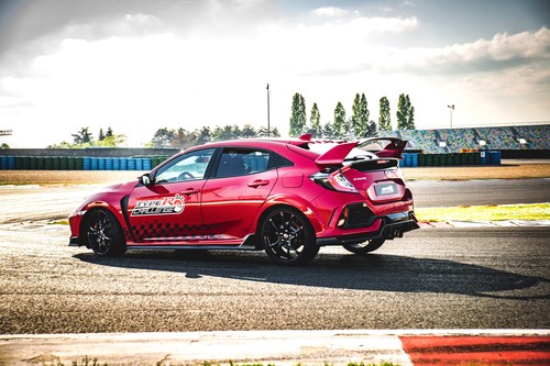 Der Honda Civic Type R hat in Magny-Cours einen neuen Rundenrekord für Serienfahrzeuge mit Frontantrieb aufgestellt.