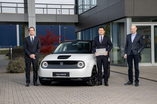 Der Honda e ist das „Deutsche Auto des Jahres 2021“ (von links): Bernd Hitzemann (Cision/Prime Research), Katsuhisa Okuda, CEO &amp; Präsident von Honda Motor Europe, und Jens Meiners (German Car oft the Year).