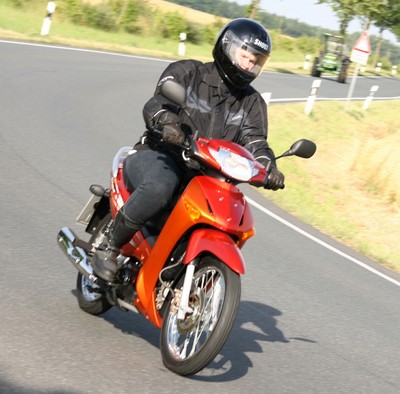 Der Industrieverband Motorrad fordert eine Senkung des Einstiegsalters für 50-Kubik-Kleinkrafträder und eine Einbeziehung der Leichtkrafträder mit maximal 125 Kubikzentimeter Hubraum in den Pkw-Führerschein. 