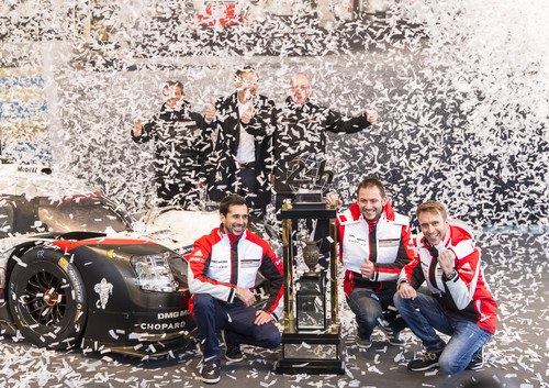 Der Le-Mans-Wanderpokal bleibt nach dem dritten Sieg in Folge bei Porsche (v.l.): Die Le-Mans-Sieger Neel Jani (2016), Nick Tandy (2015) und Timo Bernhard (2017).