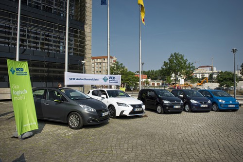 Der Lexus CT 200h (2.v.l.) führt die Auto-Umweltliste 2015 des VCD an. Dahinter folgen der Peugeot 208 Active Blue HDi 100 Stop &amp; Start (l.) und die technisch identischen Erdgasautos Skoda Citigo CNG Greentec, Seat Mii Ecofuel und Volkswagen Eco-Up.