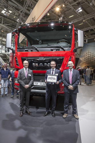 Der MAN-Motor D3876 ist „Diesel of the Year 2016“ (v.l.): Jürgen Haberland (Head of Off-Road MAN Engines) und Johan Björnör (Vice President & Head of Sales Truck) nahmen den Preis von Jury-Mitglied und „Diesel“-Redakteur Fabio Butturi entgegen.