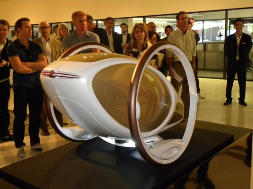 Der Maybach der Zukunft eine Mischung aus Rikscha und Sedway? Vorschlag für ein Vier-Personen-Luxusfahrzeug der Zukunft vom Mercedes-Benz-Designstudio in Japan.