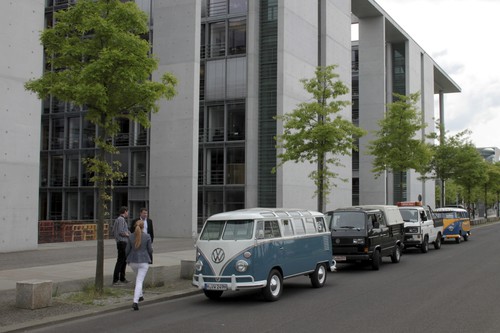 Der MdB-Arbeitskreis Automobiles Kulturgut auf „Bulli“-Exkursion in Berlin (von vorne): Volkswagen T 1 „Samba“, T 3 Doka „Magnum“, T 3 „Servicefahrzeug“ und T 1 „Lufthansa“ am Paul-Löbe-Haus.