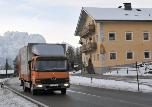 Der Mercedes-Benz Atego 817 auf dem Weg ins Salzburger Land, im Hintergrund die Lienzer Dolomiten.