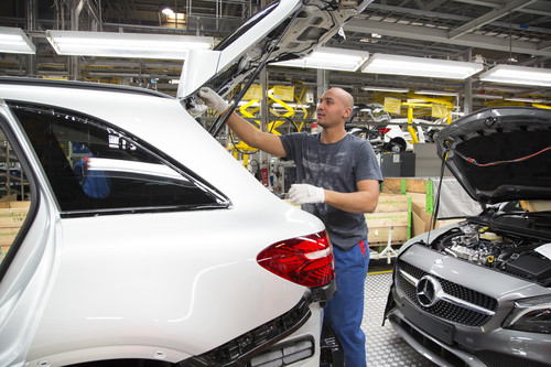Der Mercedes-Benz GLC und die A-Klasse werden bei Valmet in Finnland flexibel auf einem Band hergestellt. 