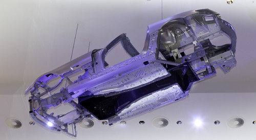 Der Mercedes-Benz SLS AMG E-Cell bekommt einen Mitteltunmnel aus leichtem Karbonverbundwerkstoff (CFK), der fest mit der Rohkarosserie aus Aluminium verklebt ist.