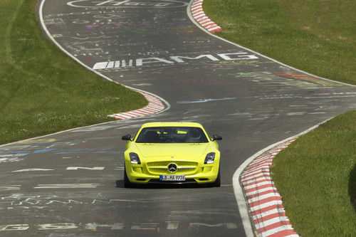 Der Mercedes-Benz SLS AMG Electric Drive hat auf der Nordschleife des Nürburgrings einen neuen Rundenrekord aufgestellt.