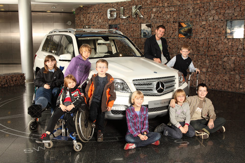 Der Mercedes-Benz-Vertrieb Deutschland lud gehandicapte Kinder und Jugendliche aus Hamburg zusammen mit Schauspieler und Moderator Jochen Schropp zum Geländewagenparcours im Werk Bremen ein.