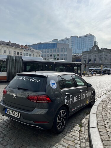 Der mit e-Fuels fahrende VW Goif der „Autodoktoren“ in Brüssel.