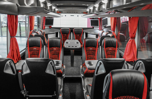 Der mit Glasdach ausgerüstete S 515 HDH des luxemburgischen Unternehmens „Demy Schandeler Sàrl - Demy Cars“ hält 44 bequeme Reisesessel bereit.