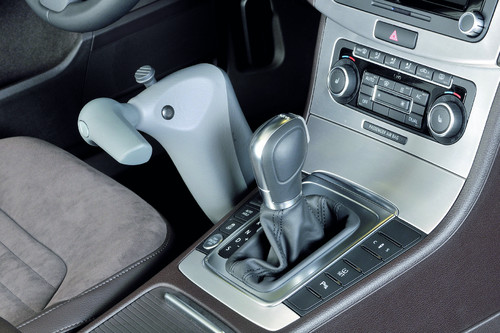 Der neue Volkswagen Passat ausgestattet mit einem Handbediengerät für Gas und Bremse.