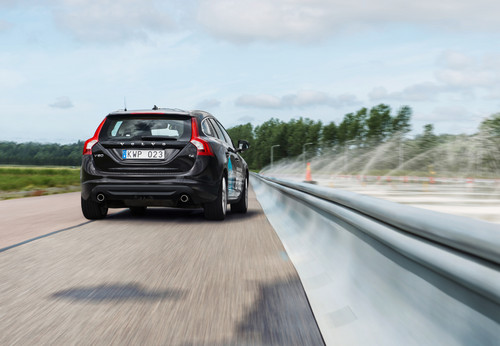 Der neue Volvo XC90 wird eine Fahrbahnrand- und Begrenzungs-Erkennung haben: Sie registriert, ob das Auto von der Straße abdriftet, und bringt es mit einem autonomen Lenkimpuls zurück in die Fahrspur. Eine Kamera und eine Radareinheit an der Front erkennen die Fahrbahnränder und verschiedene Straßenbegrenzungen wie Leitplanken.