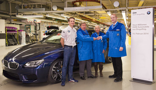 Der neunmillionste BMW aus Dingolfing: Monatgeleiter Robert Küssel (rechts) und DTM-Werksfahrer Dirk Werner übergeben Heidi und Dirk Schulz, symbolisch den Fahrzeugschlüssel für den M6 Gran Coupé.
