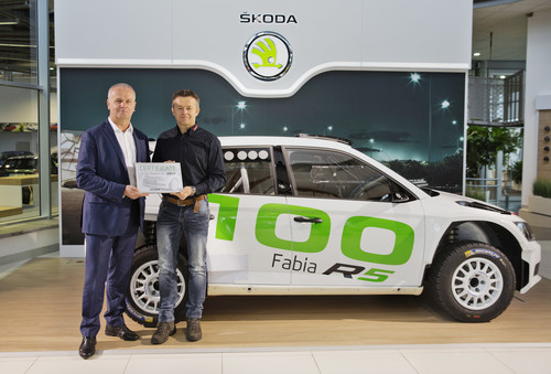 Der Niederländer Eric Wevers (rechts) nahm von Skoda-Motorsport-Direktor Michal Hrabánek den 100. Fabia R5 für sein Team in Empfang.
