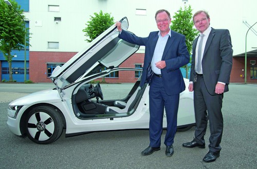 Der niedersächsische Ministerpräsident Stephan Weil (SPD) und der Geschäftsführer von Volkswagen Osnabrück, Ludger Teeken, am VW XL1.