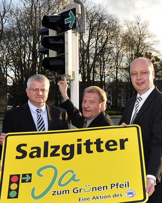 Der Niedersäsische Verkehrsminister Jörg Bode (r.) überzeugte sich vom Erfolgen der Aktion „Ja zum Grünen Pfeil“ in Salzgitter. Obermeister
Gerhard Kunze (2. v. r.) von der Kfz-Innung Salzgitter. 