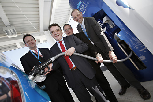 Der nordrhein-westfälische Verkehrsminister Michael Groschek eröffnet die erste öffentliche Wasserstofftankstelle in Düsseldorf.