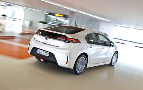 Der Opel Ampera ist ab sofort als Mietwagen bei Europcar erhältlich.
