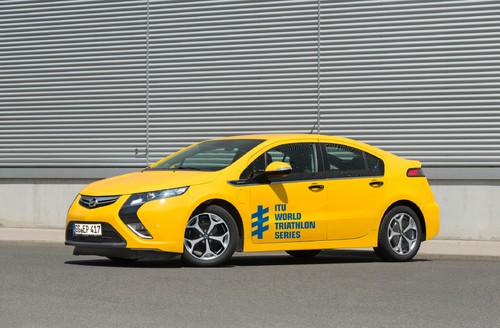 Der Opel Ampera ist das offizielle Führungsfahrzeug bei den drei finalen europäischen Stationen der ITU World Triathlon Series 2013.