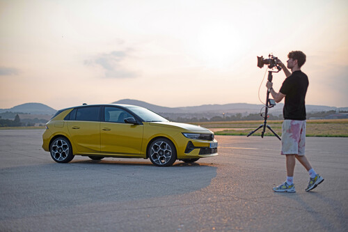 Der Opel Astra wird für ein Youtube-Video in Szene gesetzt.