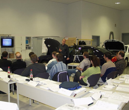 Der Opel-Service-Trainer bildet mit den Lehrgangsteilnehmern ein Team, das gemeinsam Lösungen erarbeitet.