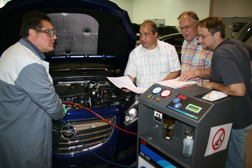 Der Opel-Service-Trainer bildet mit den Lehrgangsteilnehmern ein Team, das gemeinsam Lösungen erarbeitet.