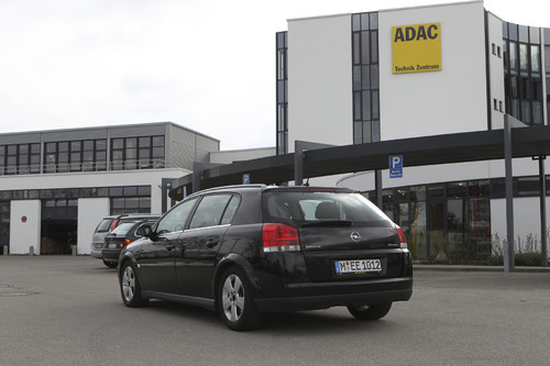 Der Opel Signum wird vom ADAC mit E10 betankt, obwohl das Auto für diesen Kraftstoff laut Hersteller nicht zugelassen ist.