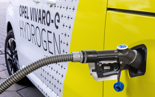 Der Opel Vivaro-e Hydrogen wird mit Wasserstoff betankt.
