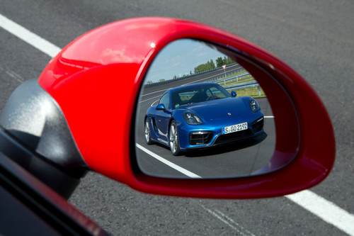 Der Porsche 911 im Rückspiegel.