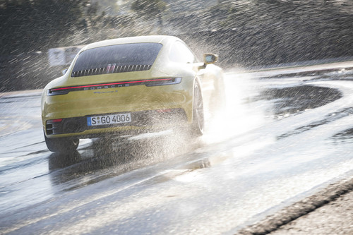 Der Porsche 911 verfügt serienmäßig als Weltneuheit über einen „Wet Mode“.