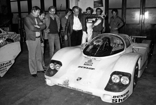 Der Porsche 959 beim Rollout 1962. Peter Falk tauft den Rennwagen.