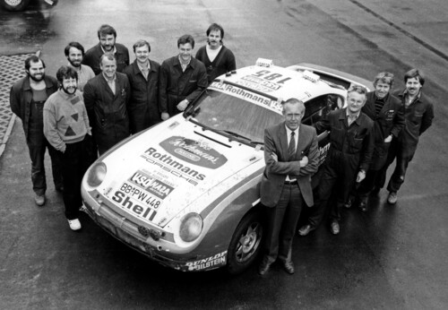 Der Porsche 959 Paris Dakar im Jahr 1968: Peter Falk steht vorn rechts.