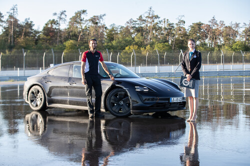 Der Porsche Taycan driftet sich ins Guinness-Buch der Rekorde: Fahrer Dennis Retera und „Guinness World Records“-Richterin Joanne Brent.