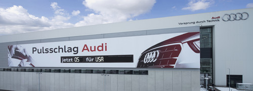 Der „Pulsschlag von Audi“; Auf einer digitalen Tafel am A3-Karosseriebau im Werk Ingolstadt wird angezeigt, welches Modell für welches Land gerade vom Band läuft.
