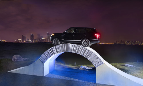 Der Range Rover fährt über die fünf Meter lange Papierbrücke des britischen Künstlers Steve Messam.