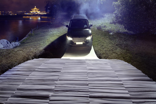Der Range Rover fährt über die fünf Meter lange Papierbrücke des britischen Künstlers Steve Messam.