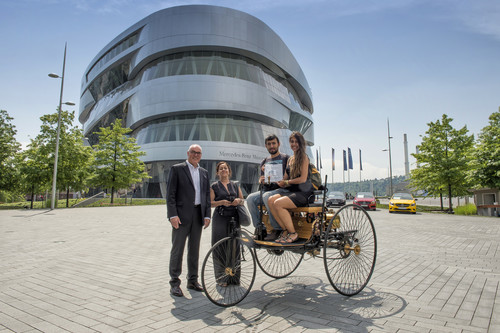 Der sechsmillionste Besucher des Mercedes-Benz-Museums (von rechts): Ayzecan D. mit ihrem Freund und ihrer Mutter sowie Michael Bock, Leiter Mercedes-Benz Classic und Kundencenter, 