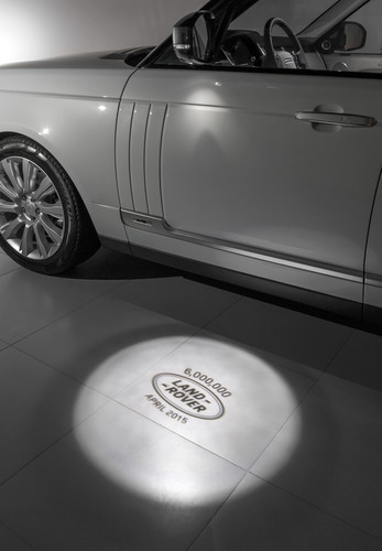 Der sechsmillionste Land Rover: Der Range Rover LWB ist mit einer speziellen Umfeldbeleuchtung ausgestattet.