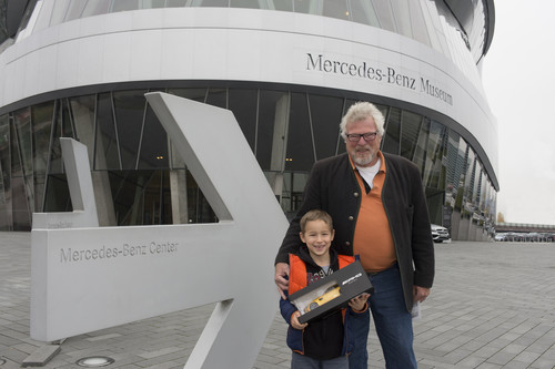 Der siebenmillionste Besucher im Mercedes-Benz-Museum: Rainer Krämer mit Enkel Dario.