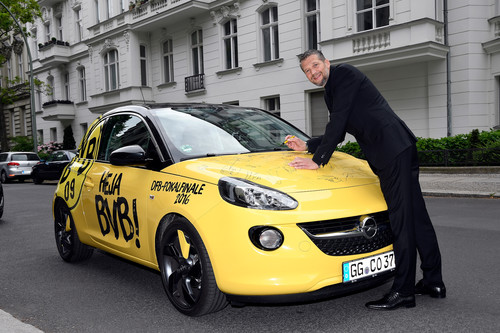 Der signierte  Opel Adam im BVB-Design wird zugunsten Stiftung „leuchte auf” versteigert: Auch Scbhauspieler Kai Wiesinger unterzeichnete.