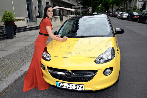 Der signierte  Opel Adam im BVB-Design wird zugunsten Stiftung „leuchte auf” versteigert: Kampangenbotschafterin Bettina Zimmermann.